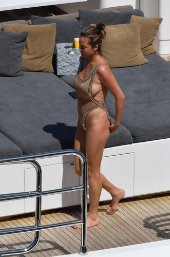 Как на самом деле Крисси Тейген выглядит в купальнике