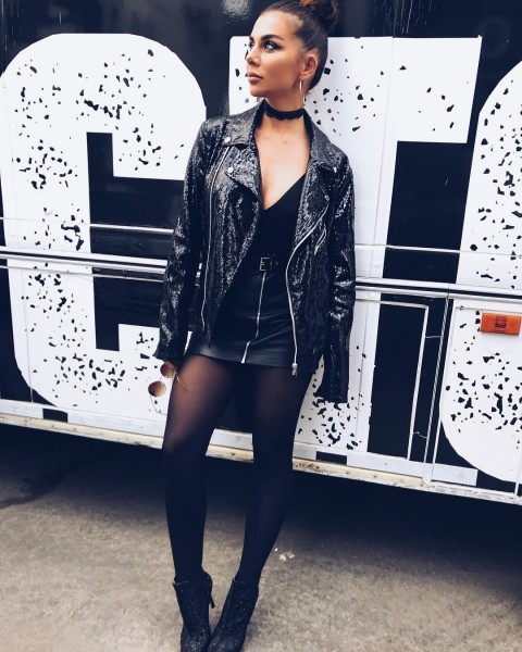 Анна Седокова продемонстрировала похудевшие ноги в мини-юбке