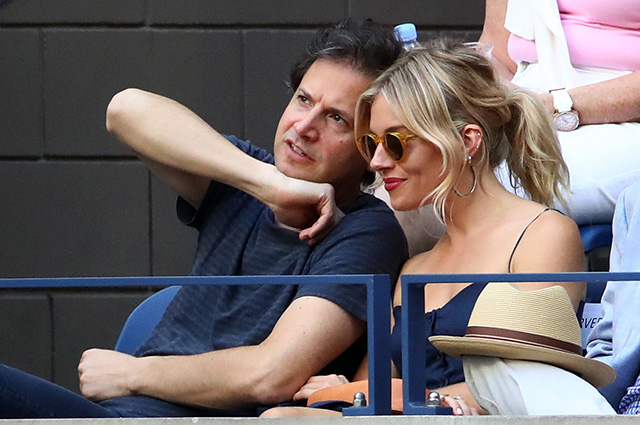 Сиенна Миллер помолвлена с 50-летним бойфрендом